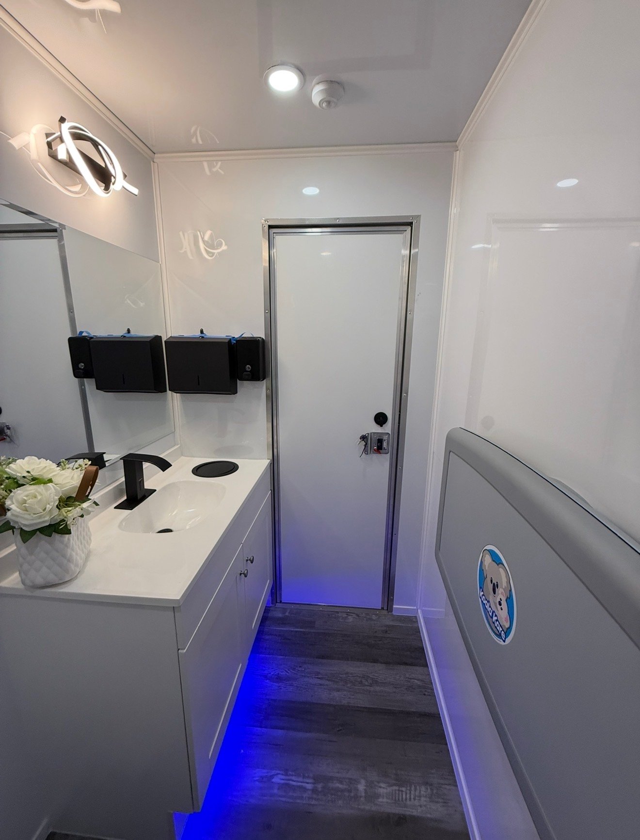 Royal Trailer - Women's Vanity Area